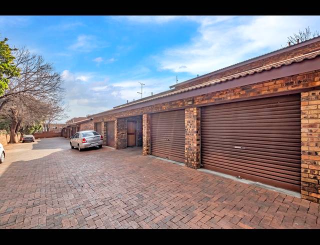 2 BEDROOM TOWNHOUSE FOR SALE IN WINDSOR EAST